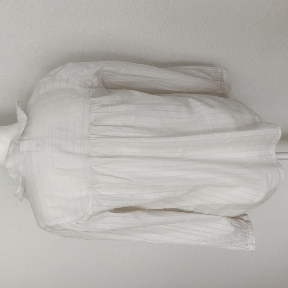 Chic White Blouse with Ruffles - Picture 4 of 9